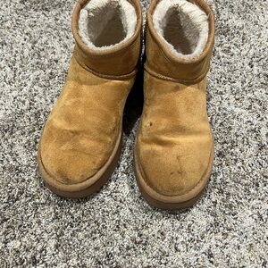 Cozy Tan women in platform mini boots